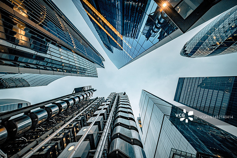 仰望伦敦市中心金融区的城市天际线图片素材