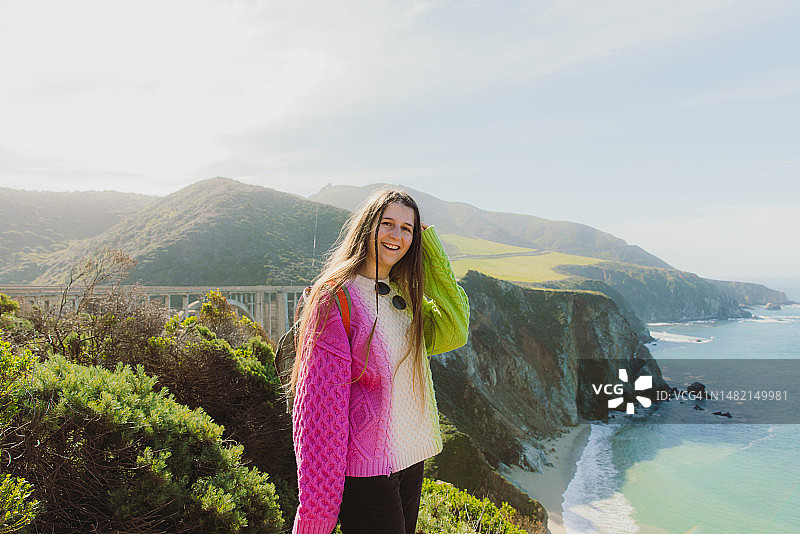 女旅行者在加利福尼亚州探索风景秀丽的比克斯比河大桥图片素材