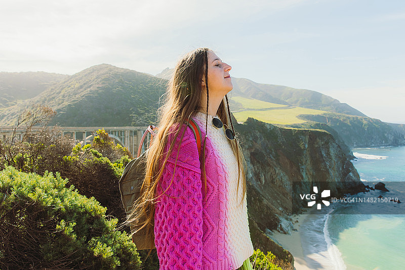 女旅行者在加利福尼亚州探索风景秀丽的比克斯比河大桥图片素材
