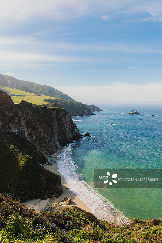 加利福尼亚州大苏尔阳光明媚的岩石海岸风光图片素材