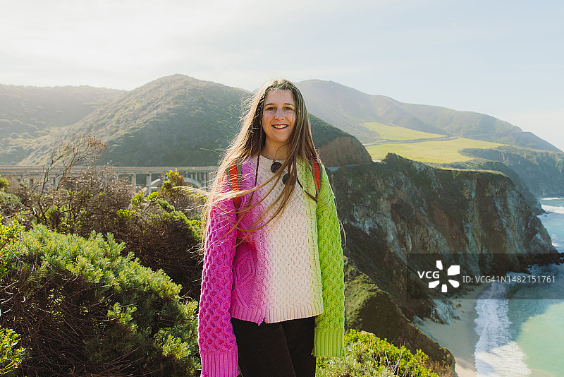 女旅行者在加利福尼亚州探索风景秀丽的比克斯比河大桥图片素材