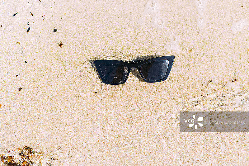 沙滩上的太阳镜图片素材