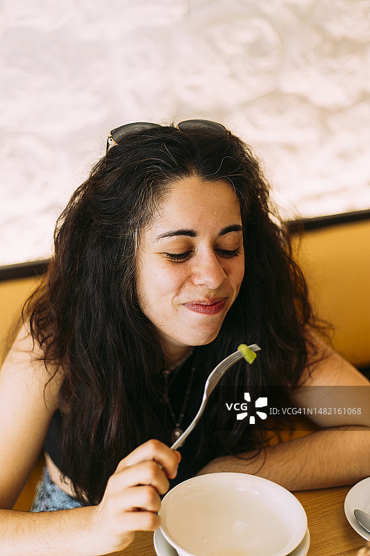 吃水果早餐的天然拉美裔素颜灰发女人图片素材