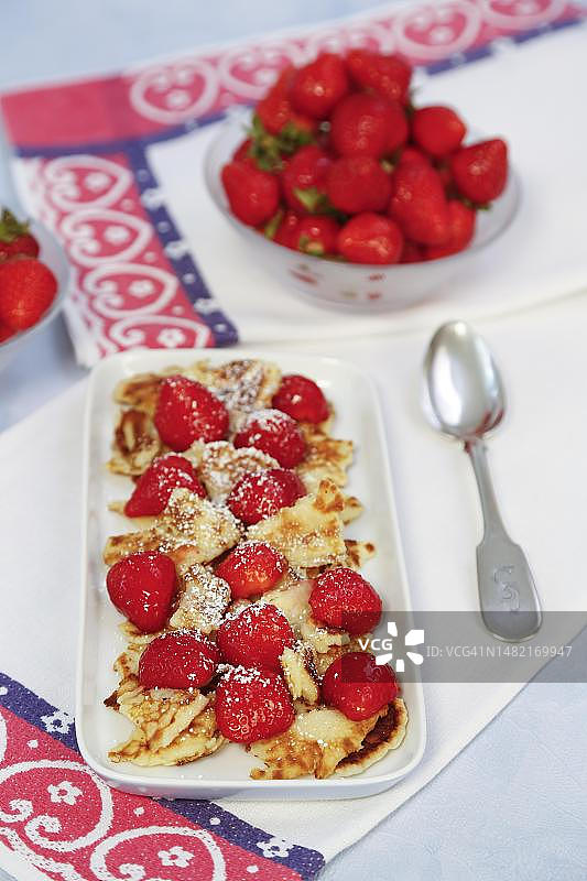 施瓦本美食：火焰草莓Kratzete，甜点，薄煎饼，糕点，水果，素食，甜点，餐盘，新鲜草莓，勺子，典型的施瓦本重新诠释，传统美食，美食摄影，工作室，德国图片素材