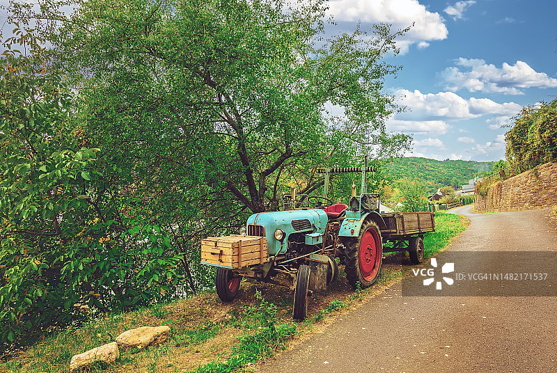 停在路边的旧生锈拖拉机，位于莱茵兰-普法尔茨州克洛滕的摩泽尔河谷图片素材