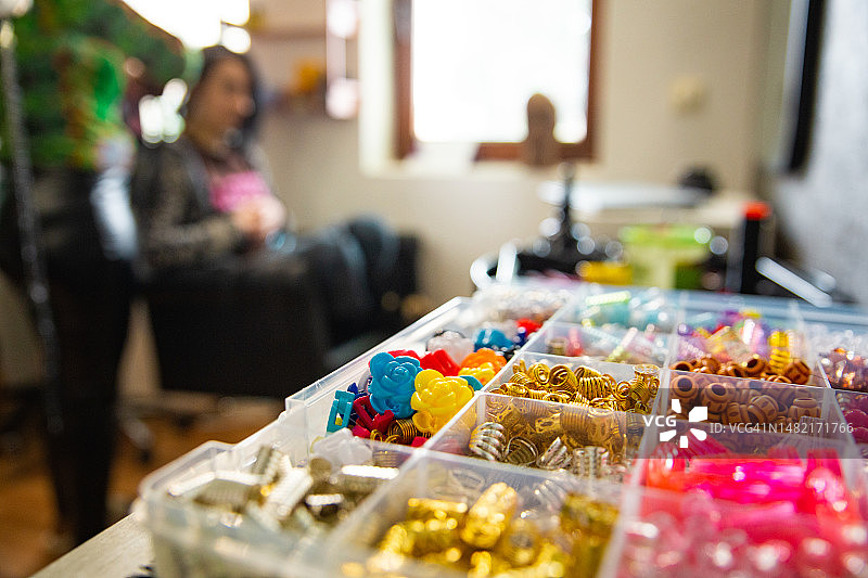 盒子里的发饰特写图片素材