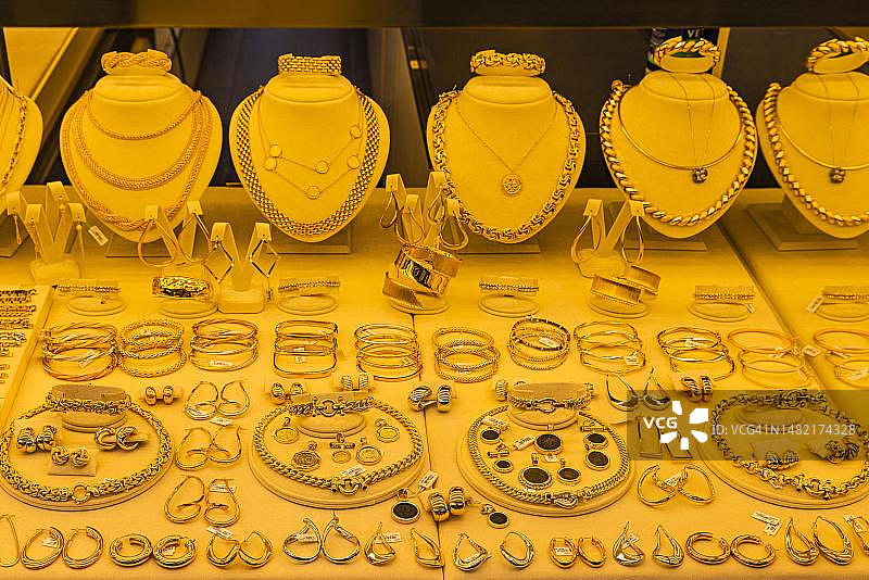 佛罗伦萨老桥珠宝店内的珠宝展示图片素材
