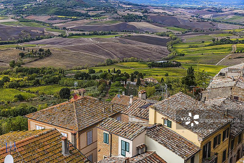 意大利托斯卡纳，从蒙特普尔恰诺城墙俯瞰丘陵景观图片素材