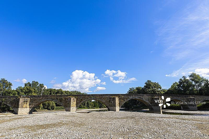 布里亚诺桥：位于意大利托斯卡纳阿雷佐附近，横跨阿诺河的石拱桥图片素材