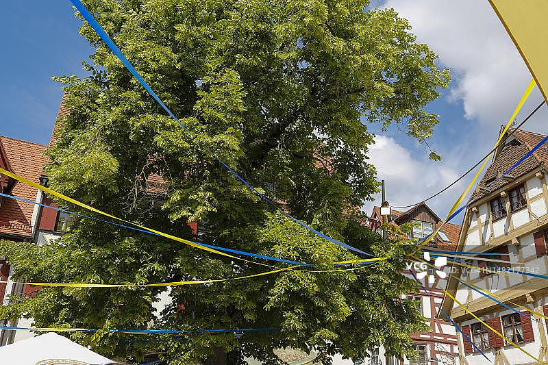 德国巴登-符腾堡州乌尔姆市格伯和渔民区节日：装饰树、彩带和桁架房屋图片素材