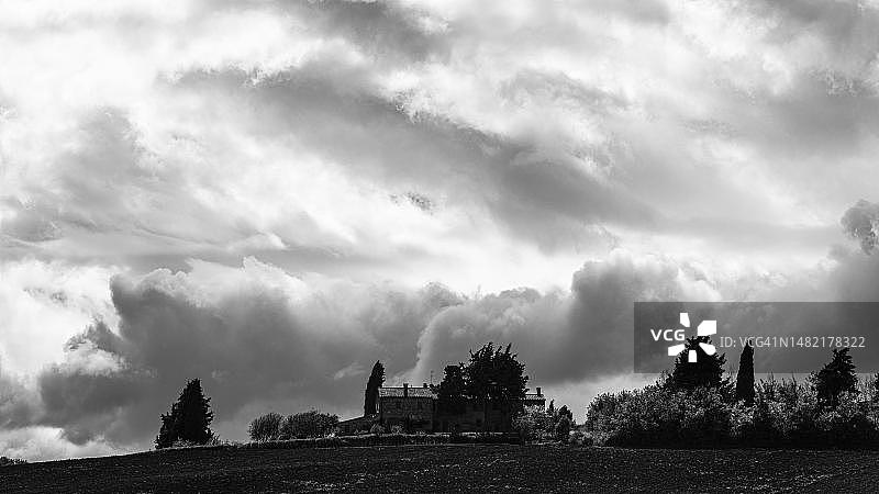 乡间小屋上的乌云，黑白照片，靠近意大利托斯卡纳蒙蒂基耶洛图片素材