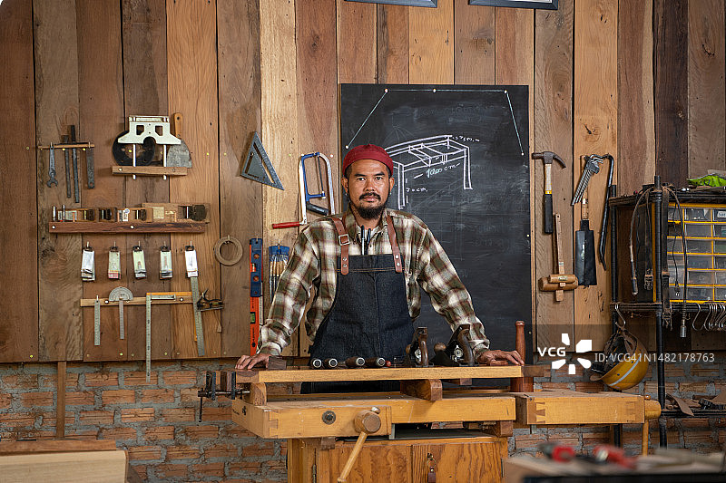 在木工车间使用切割机的木匠图片素材
