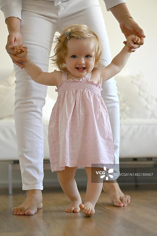 11个月大的幼儿在学习走路，母亲给予帮助，德国巴登-符腾堡州图片素材
