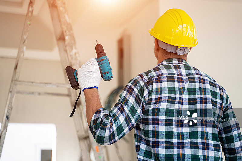 电工在新房建筑工地安装电缆图片素材