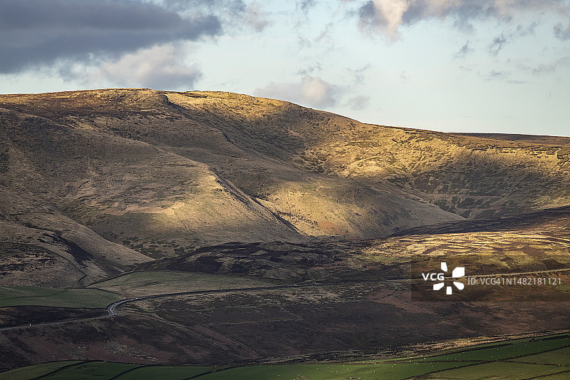 英格兰德比郡格洛索普Shelf Moor下的A57蛇形通道公路图片素材