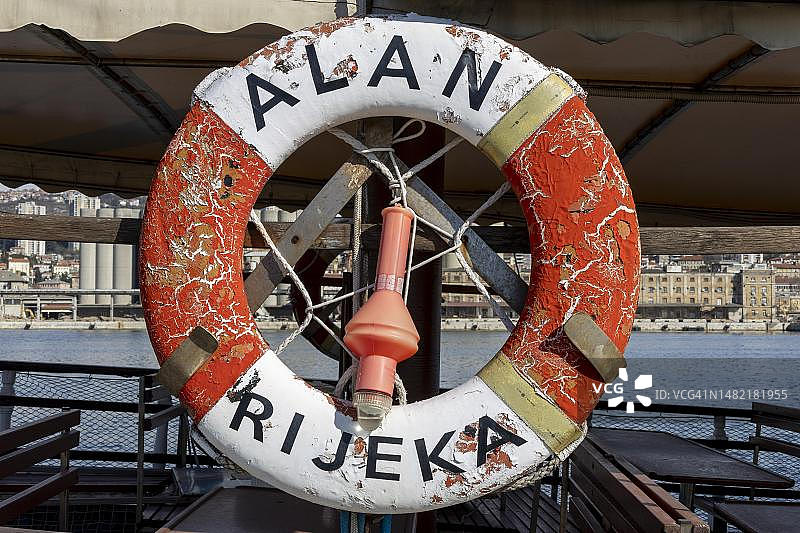 克罗地亚里耶卡悬挂的红白救生圈和灯图片素材