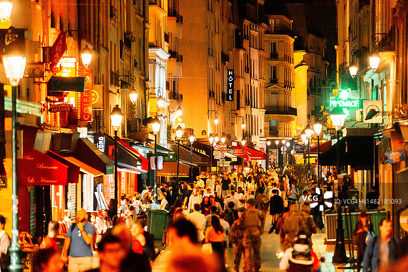 法国巴黎蒙托格伊大街夜晚的人群图片素材