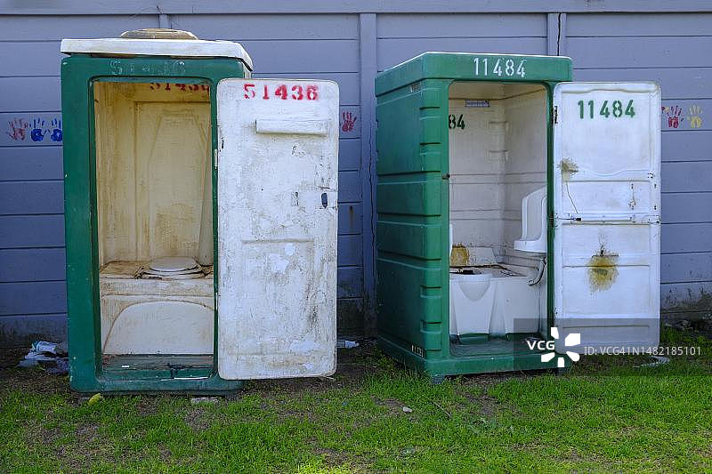 南非东开普省杰弗里斯湾附近肮脏的海滩厕所图片素材