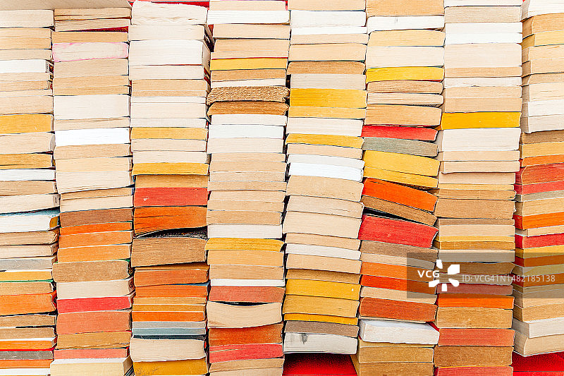 堆叠成排的旧书图片素材