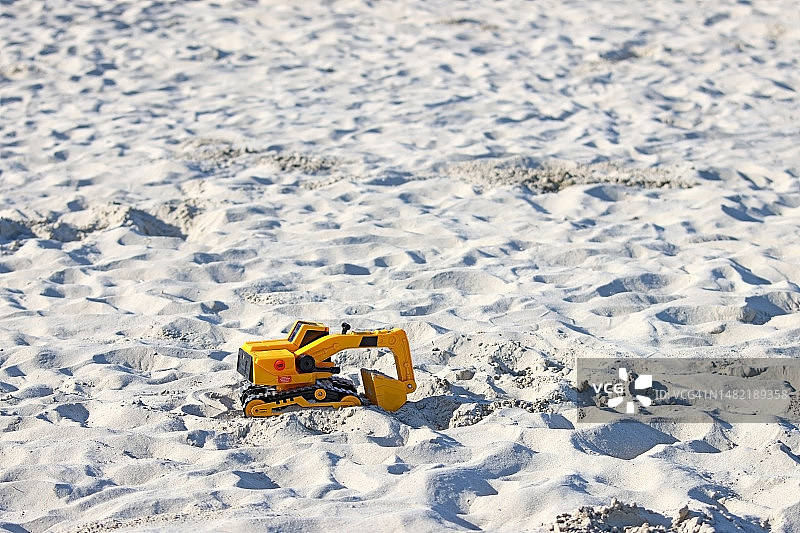 沙滩上的挖掘机建筑玩具图片素材