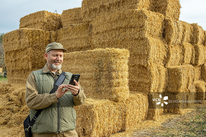 草垛前的农民图片素材