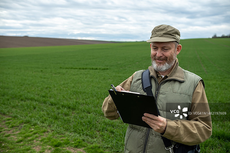 绿地里一位快乐的农民图片素材