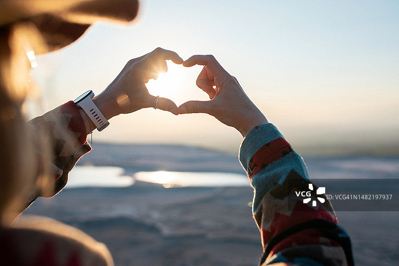 令人惊叹的棉花堡：游客在石灰华池的体验图片素材