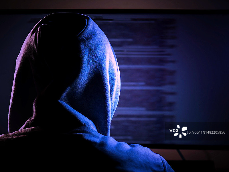 电脑屏幕前的打字用户（背影）图片素材