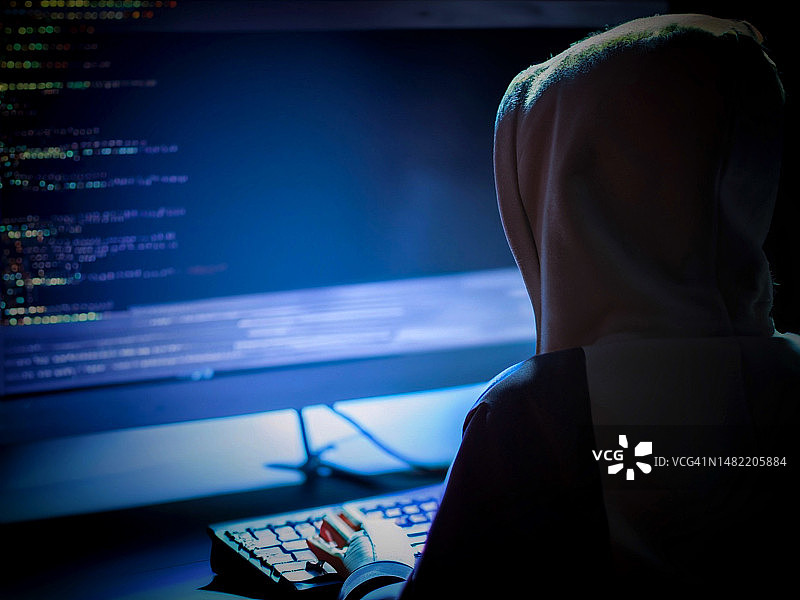 电脑屏幕前的打字用户（背影）图片素材