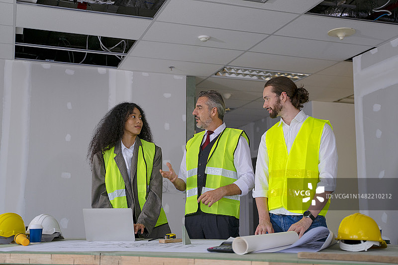 在建筑物内工作的建筑工人图片素材
