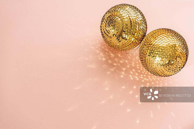 粉色背景上的金色亮片球，土耳其图片素材