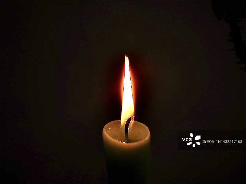德国暗室中点燃的蜡烛特写图片素材