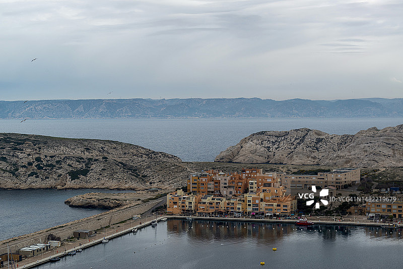 法国马赛弗留利群岛建筑旁的海景风光图片素材