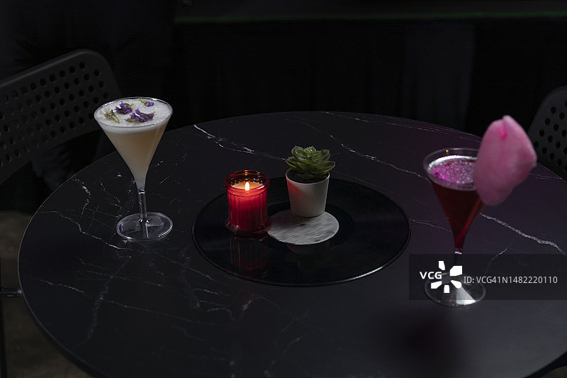 夜总会桌上的两杯鸡尾酒特写图片素材