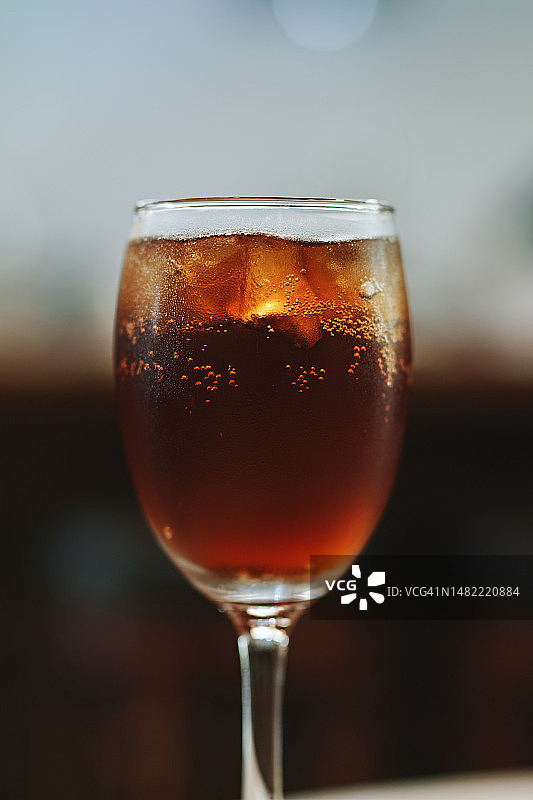 桌上玻璃杯中的饮品特写，泰国图片素材