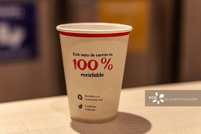 100%可回收材料制成的纸杯图片素材