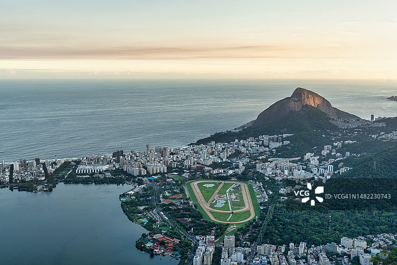 里约热内卢壮丽的天际线：充满活力的城市景观图片素材
