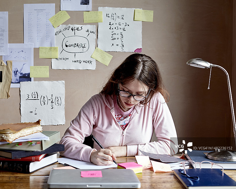 学生复习功课图片素材