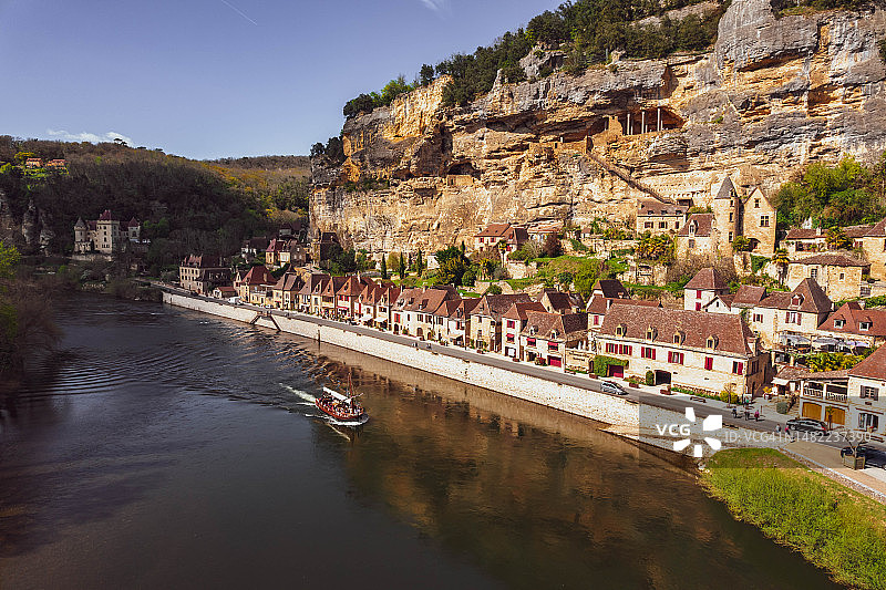 法国南部多尔多涅河畔的拉罗克加雅克镇鸟瞰图图片素材