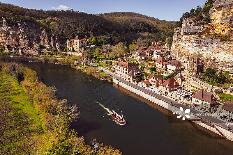 法国南部多尔多涅河畔的拉罗克加雅克镇鸟瞰图图片素材