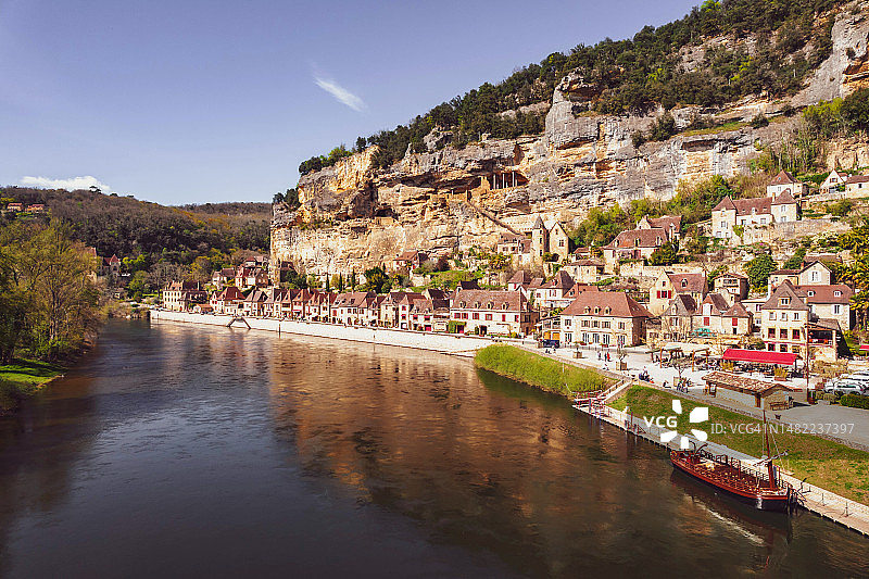 法国多尔多涅地区，悬崖和河流之间的风景如画小镇航拍景观图片素材