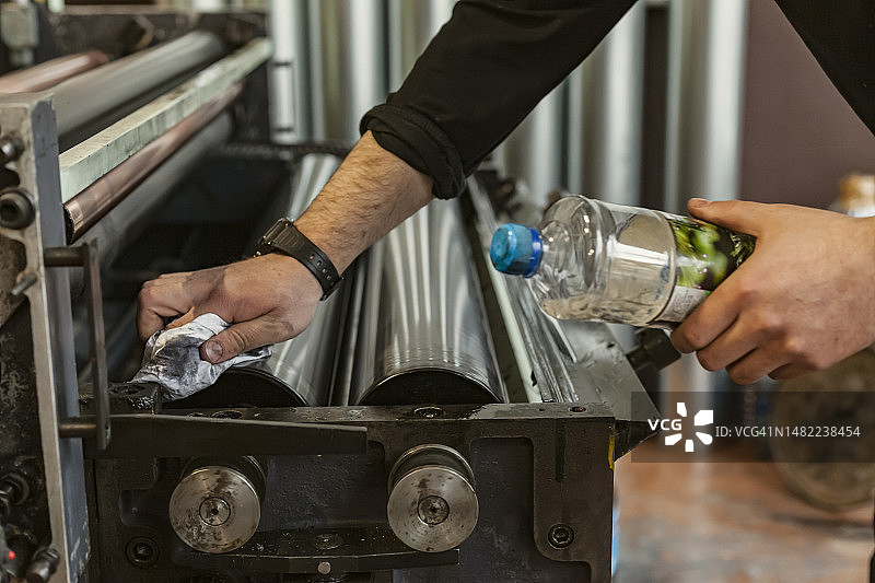 艺术家清洁用于石版印刷的印刷机图片素材