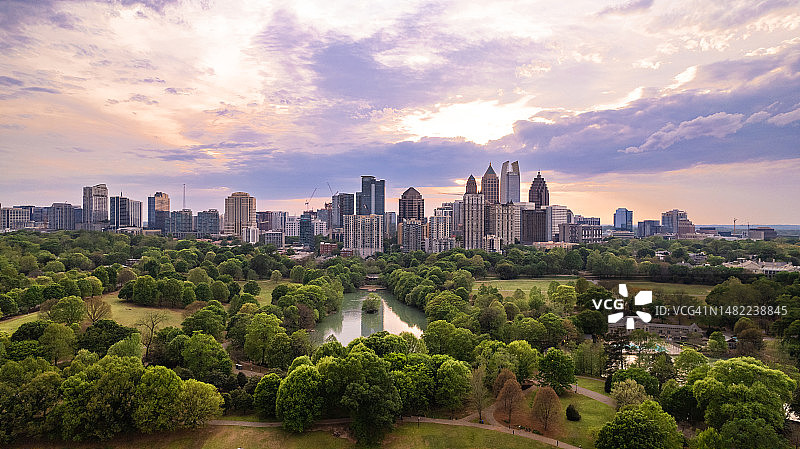 亚特兰大天际线与皮埃蒙特公园的标志性景观图片素材