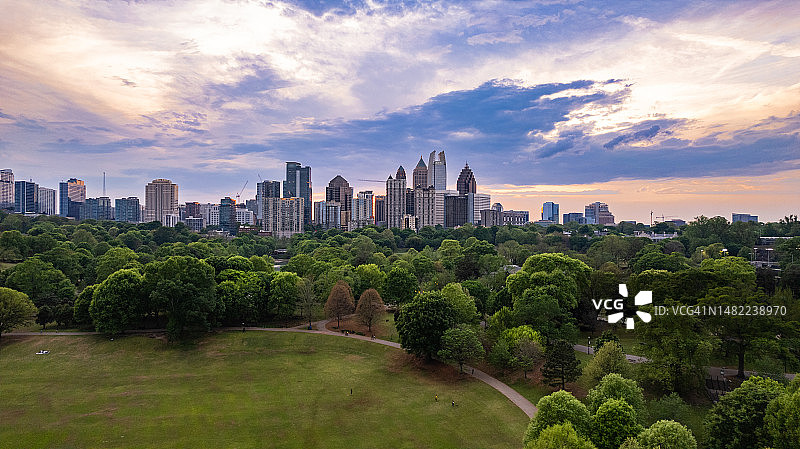 城市景观在绿色景观之上的美丽天空图片素材