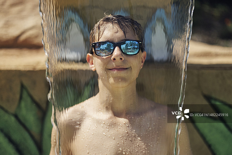 在水上乐园享受水花飞溅的青少年男孩图片素材