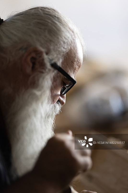 正在工作的年长男性木匠图片素材