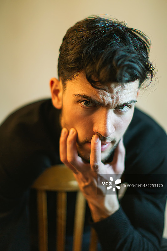 灰色背景工作室里的棕发男子，演员图片素材