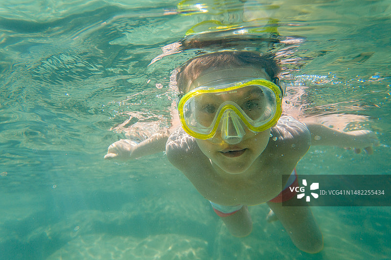 男孩在水下浮潜图片素材