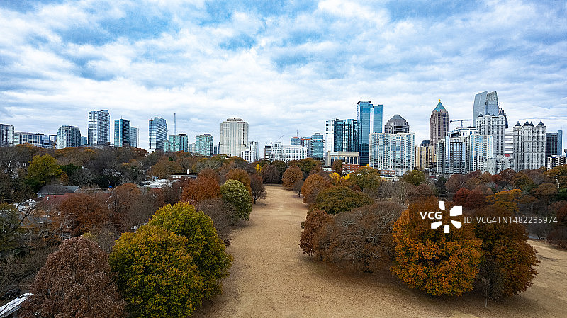 亚特兰大秋季景观中的彩色树木图片素材