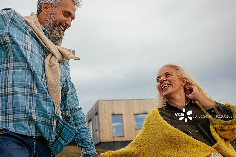 老年夫妇在户外互动图片素材